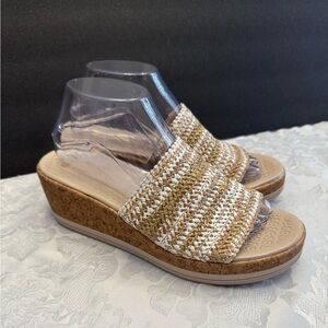 Bzees‎ Runaway Size 9W Washable Slide Wedge Sandal Comfort Shoe Beige